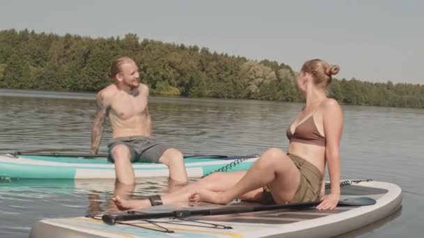 Rastreamento Portátil Tiro Jovem Casal Caucasiano Praticando Sup Surf Juntos — Vídeo de Stock