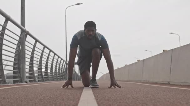 Lento Disparo Joven Atleta Afroamericano Preparándose Para Carrera Aire Libre — Vídeos de Stock