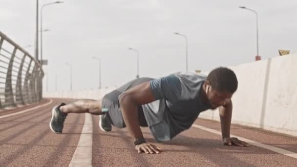 Slowmo Felvétel Sportos Afro Amerikai Férfi Sportruházat Vezeték Nélküli Fejhallgató — Stock videók