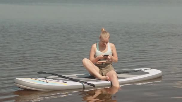 Slowmo Skott Ung Sportig Kvinna Som Tar Selfie Porträtt Smartphone — Stockvideo