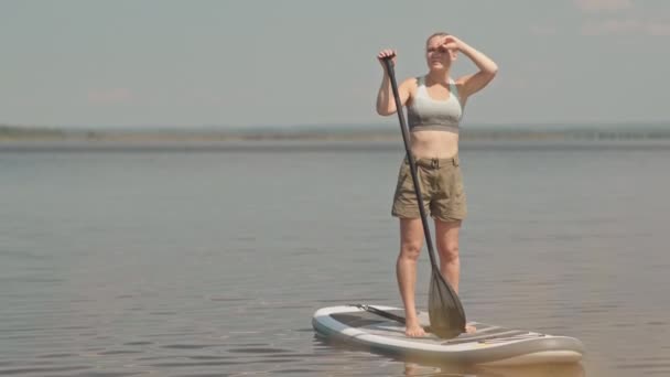 Lento Tiro Completo Joven Mujer Activa Traje Baño Deportivo Pie — Vídeo de stock