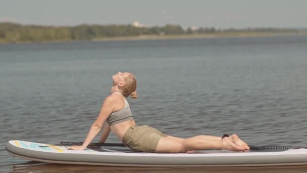 Lento Tiro Mujer Joven Haciendo Ascendente Perro Pose Practicar Yoga — Vídeo de stock