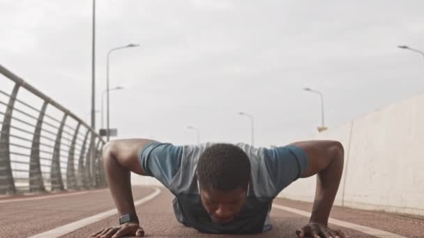 Lento Disparo Ajuste Hombre Afroamericano Ropa Deportiva Haciendo Flexiones Pista — Vídeos de Stock