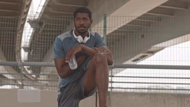 Langzaam Schot Van Slanke Afro Amerikaanse Mannelijke Atleet Drinkwater Tijdens — Stockvideo