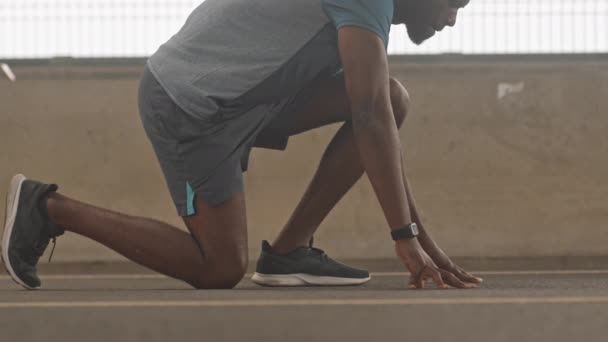 Coltellata Lenta Vista Laterale Dell Atleta Afro Americano Posizione Partenza — Video Stock