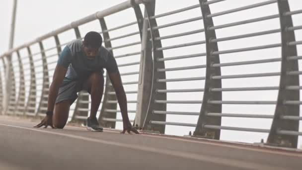 슬로우 집중적 아프리카 미국인 선수가 브리지에서 밖으로 단거리 달리기를 — 비디오