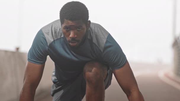 Média Lentidão Tiro Sério Atleta Afro Americano Respirando Profundamente Preparando — Vídeo de Stock