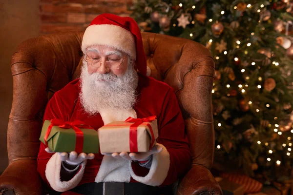 Santa výběr dárek — Stock fotografie