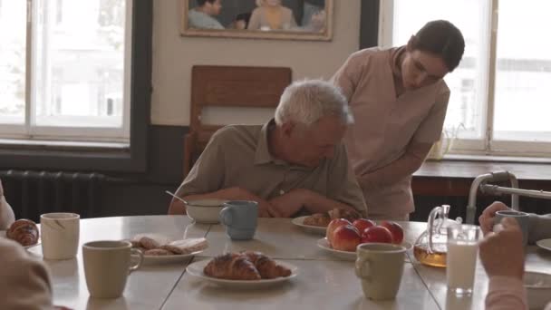 Lento Disparo Enfermera Útil Trabajando Casa Para Anciano Alimentando Anciano — Vídeos de Stock