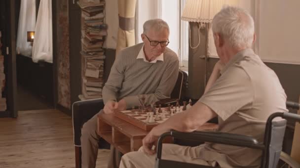 Slowmo Střední Výkřik Dvou Přemýšlivých Seniorů Sedí Před Sebou Dřevěného — Stock video