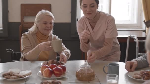 Slowmo Médio Tiro Enfermeira Gentil Servindo Café Manhã Para Sorrir — Vídeo de Stock