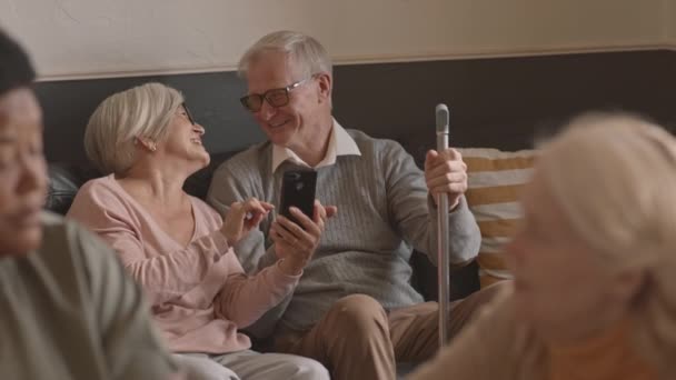 Langsam Aufgenommene Aufnahme Eines Lächelnden Seniorehepaares Das Beim Anblick Des — Stockvideo