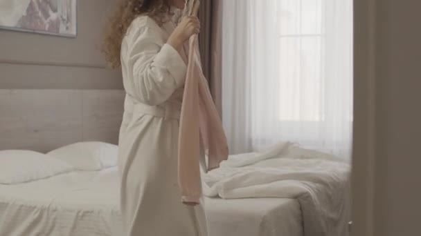Портативный Снимок Молодой Веселой Женщины Халате Танцующей Спальне Блузкой Вешалке — стоковое видео