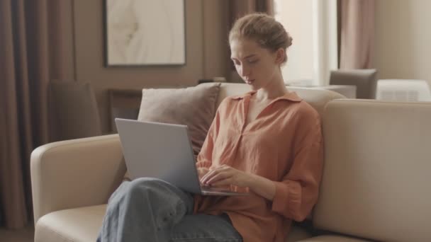 Mediana Toma Joven Mujer Caucásica Ropa Casualwear Mecanografía Ordenador Portátil — Vídeo de stock