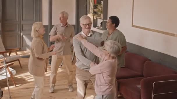 Images Joyeux Aînés Énergiques Dansant Faisant Fête Ensemble Maison Confortable — Video