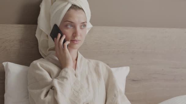 Kafasına Havlu Geçirip Evde Yatarken Telefonla Konuşan Bornozlu Güzel Bir — Stok video