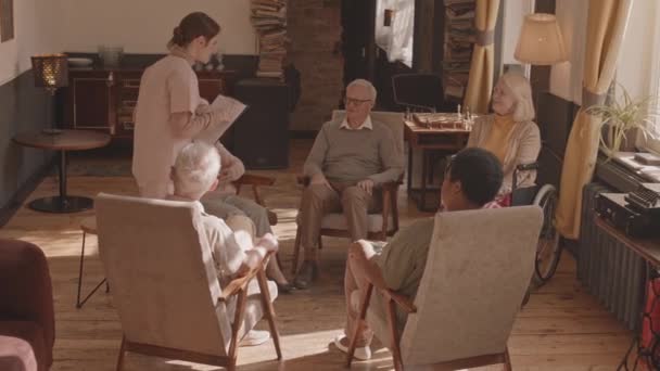 Powolne Ujęcie Grupy Seniorów Płci Męskiej Żeńskiej Mieszkających Domu Opieki — Wideo stockowe