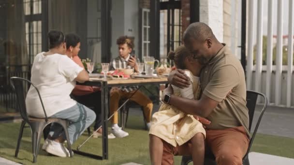 Medio Tiempo Feliz Padre Africano Sentado Silla Con Una Adorable — Vídeos de Stock