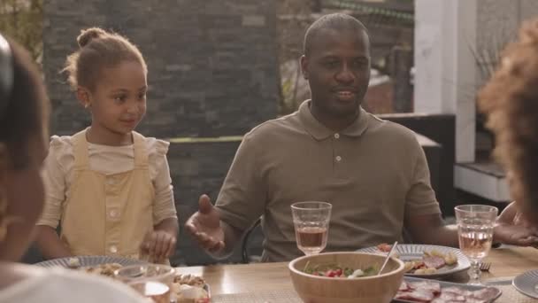 Taille Van Jonge Zwarte Man Zitten Aan Tafel Hand Hand — Stockvideo