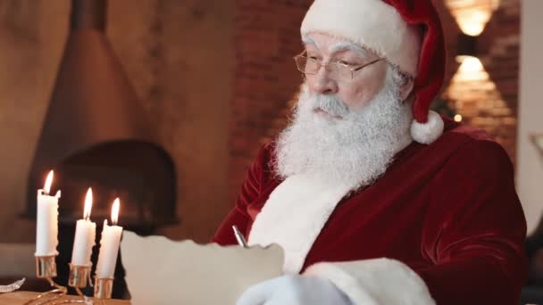 Medium Close Van Soort Santa Claus Dragen Rood Wit Kostuum — Stockvideo