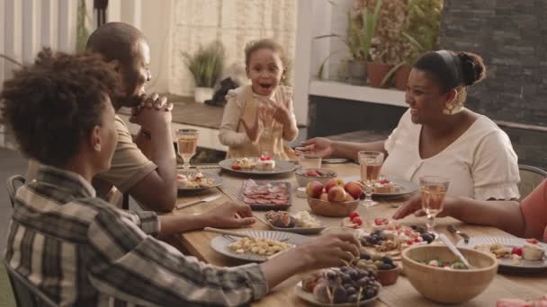 Meio Família Afro Americana Alegre Sentada Mesa Quintal Conversando Levantando — Vídeo de Stock