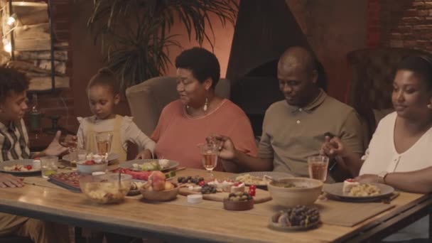 Gros Plan Moyen Famille Afro Américaine Assise Table Dans Salle — Video