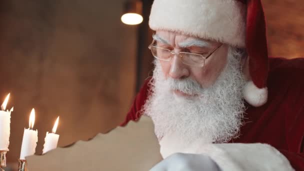 Medium Närbild Allvarliga Jultomten Bär Röda Och Vita Kostym Sitter — Stockvideo