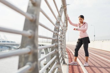 Spor stadyumunda koşan kadın
