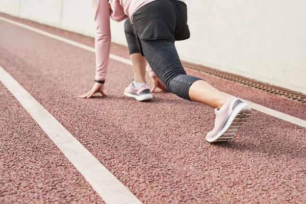 Stadyumda koşan kadın