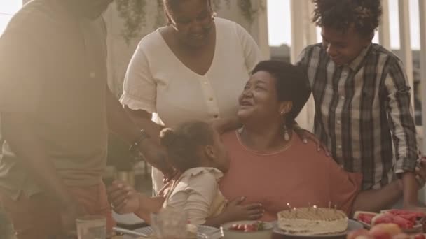 Verlicht Van Volwassen Jongere Kinderen Staan Rond Volwassen Afrikaanse Vrouw — Stockvideo