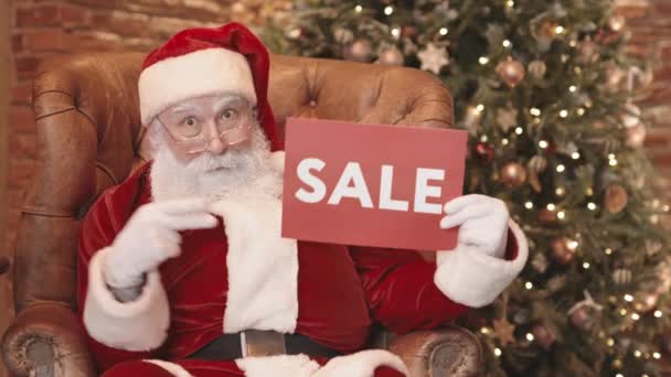 Střední Zábavný Santa Claus Sedí Doma Křesle Pak Zvedá Červenou — Stock video