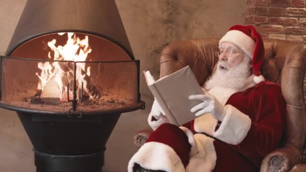 Medium Lang Van Kerstman Het Dragen Van Rood Wit Kostuum — Stockvideo