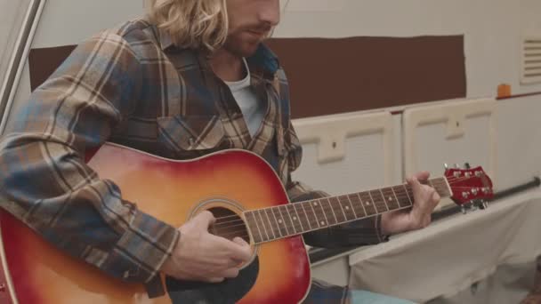 머리를 체크무늬 셔츠를 바퀴를 기타를 남자의 — 비디오