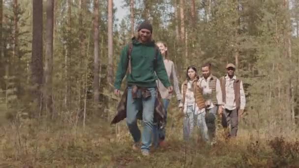 Tracking Shot Gruppo Cinque Giovani Amici Adulti Casualwear Con Zaini — Video Stock