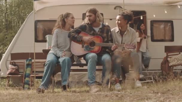 Slowmo Tiro Grupo Jovens Amigos Multi Étnicos Que Vivem Casa — Vídeo de Stock