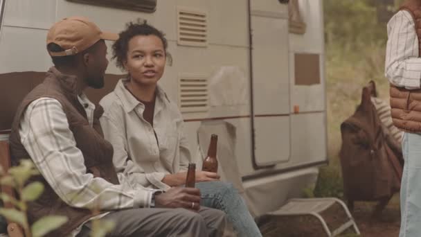 Afrika Kökenli Amerikalı Genç Bir Çiftin Ellerinde Bira Şişeleriyle Karavanın — Stok video