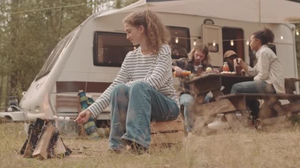 Langzaam Schot Van Een Groep Multi Etnische Vrienden Die Samen — Stockvideo