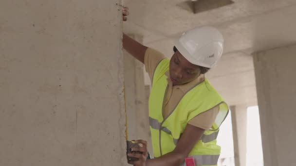 Mediana Joven Trabajadora Africana Que Usa Chaleco Reflectante Sombrero Duro — Vídeo de stock