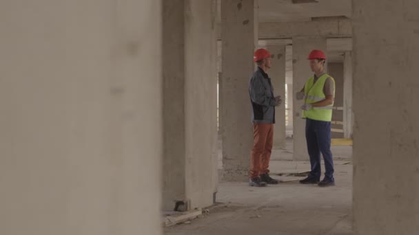Weitwinkelaufnahme Eines Mannes Mittleren Alters Arbeitskleidung Und Hut Der Bau — Stockvideo
