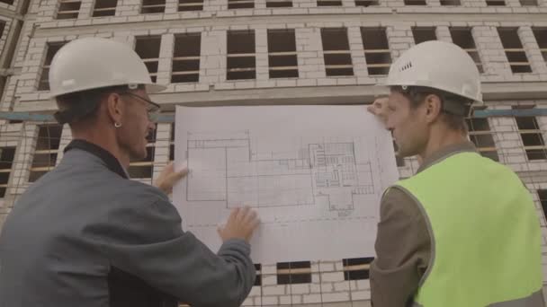 Vue Arrière Deux Architectes Masculins Caucasiens Portant Des Uniformes Avec — Video