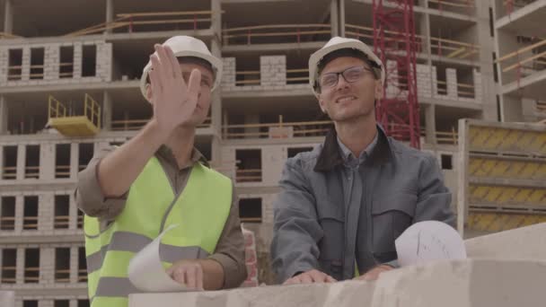 Meio Dois Arquitetos Caucasianos Vestindo Uniformes Com Chapéus Duros Olhando — Vídeo de Stock