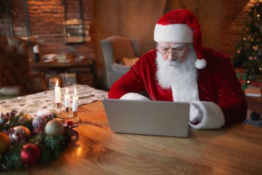 Bilgisayarda Noel Baba Yazıyor