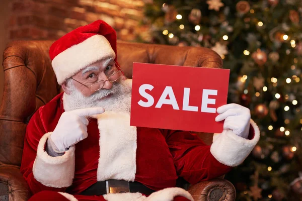Kerstman met Banner te koop — Stockfoto