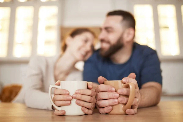 Casal segurando canecas na cozinha — Fotografia de Stock