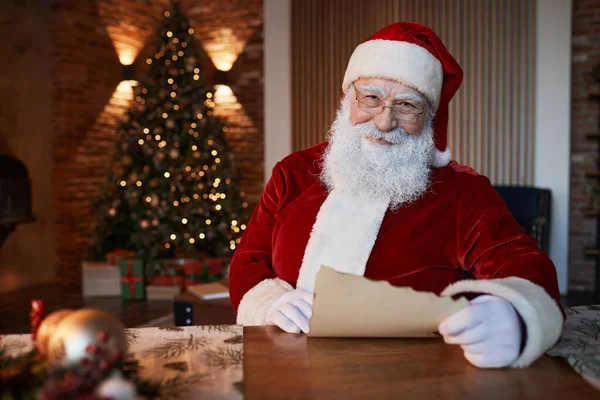 Usmívající se Santa v obývacím pokoji — Stock fotografie