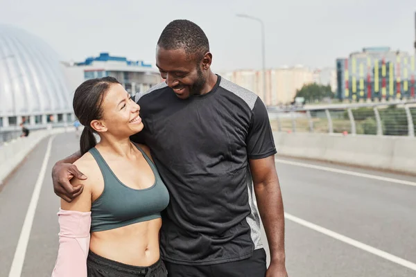 Pareja feliz entrenando juntos — Foto de Stock