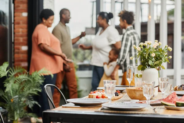 Familia afroamericana en cena al aire libre — Foto de Stock