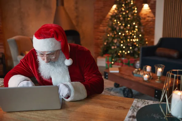 Meşgul Noel Baba Cevaplama E- postası — Stok fotoğraf