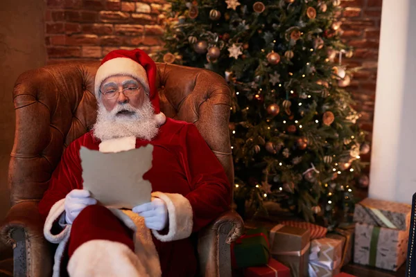 Santa získávání papírové zprávy — Stock fotografie