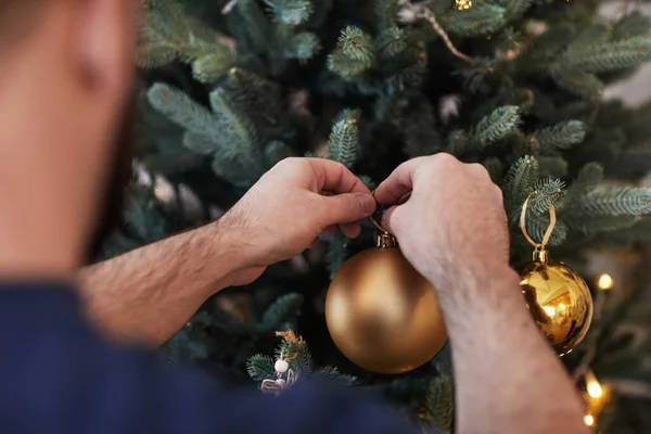 Pendurado bola de Natal na árvore — Fotografia de Stock